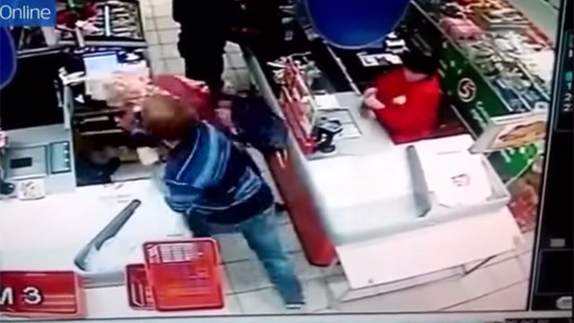 VIDEO: Hombre noquea una anciana en la fila del supermercado