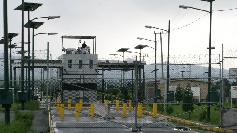 Dictan formal prisión a exdirector de la prisión donde se fugo «El Chapo»