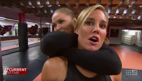 VIDEO: Campeona mundial de artes marciales casi termina ahorcada por una periodista