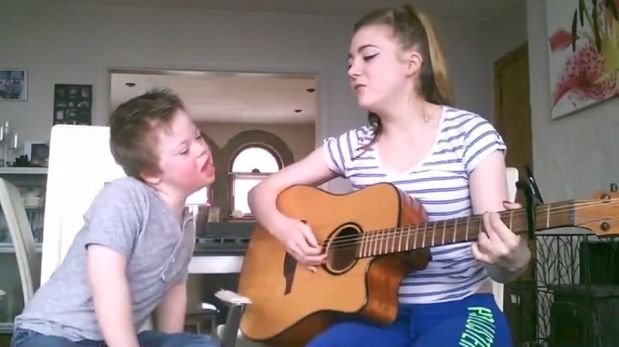Hermoso dueto de niño con síndrome de Down y su hermana
