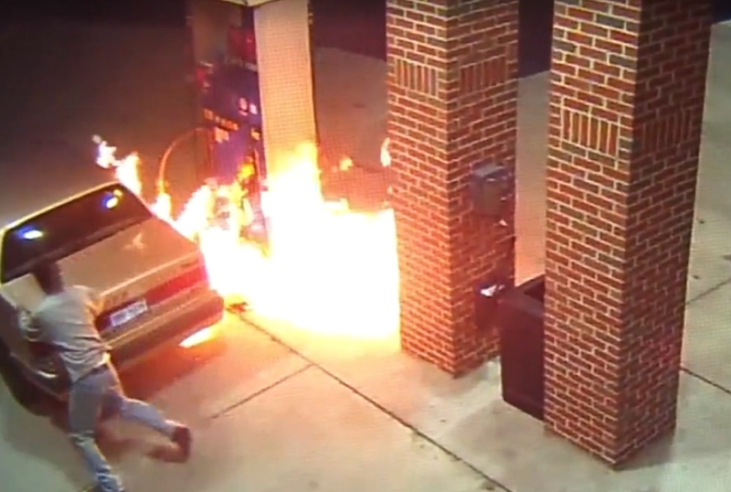 Provoca incendio en una gasolinera al intentar matar a una araña