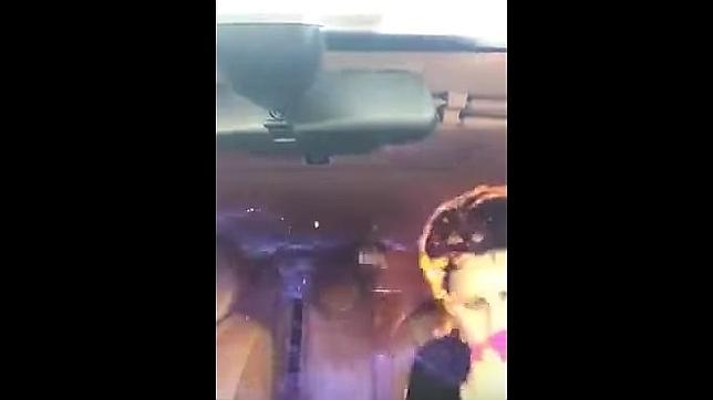 VIDEO: Usa un encendedor dentro del carro y se prenden fuego