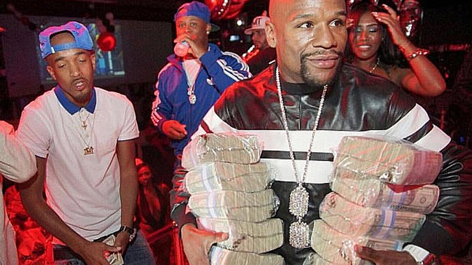 VIDEO: Floyd Mayweather regaló billetes en una fiesta a lo Pablo Escobar