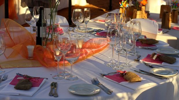 Invitados a boda tienen que pagar por no asistir a fiesta
