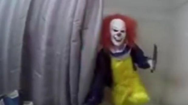 VIDEO: La terrorífica broma de un joven a su hermano en un baño