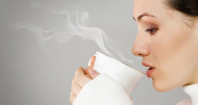 ¿Por qué no debemos beber café al despertar?