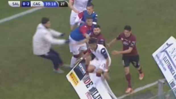 VÍDEO: André Tello realizó atrevida celebración y se salva de una golpiza