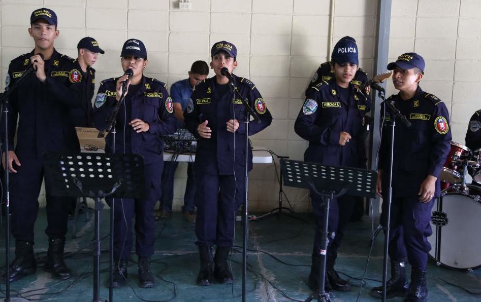 Policías hondureños cambian armas por instrumentos musicales