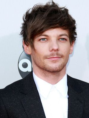 Corren a cantante de One Directión y amigos de un bar ¡por impertinentes!