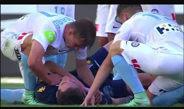 Vídeo: Jugador se rompe el tobillo, peroné y hombro en la misma jugada