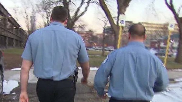 Policías rompen las reglas para salvar a bebé herido en tiroteo