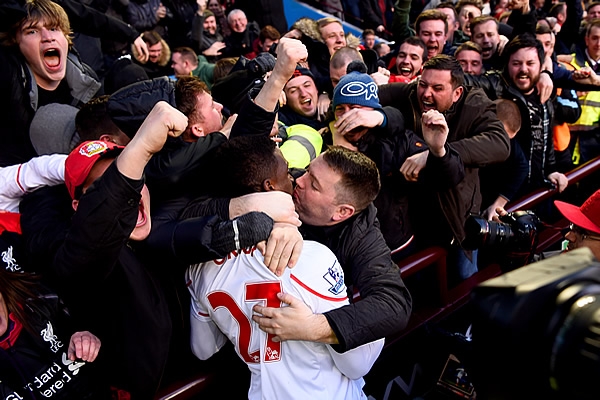 Vídeo: Jugador del Liverpool celebra el gol besando a un aficionado