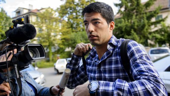 Luis Suárez viajó a Inglaterra para estar en el entreno del Liverpool