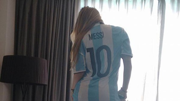 Joven se hospeda en el mismo hotel de Messi y le muestra tatuaje intimo