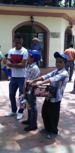 Byron conversando con su ídolo en Honduras.