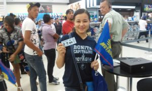 Esta joven logró un boleto para ingresar al juego Motagua-Olimpia.