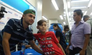 Jugadores de Motagua firmaron  autógrafos en Diunsa.
