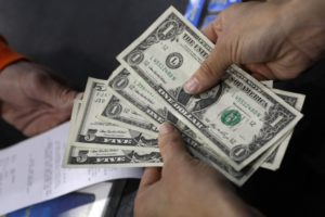 Asamblea aprueba ley que protege salarios de trabajadores en NY