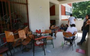 Nuevamente los estudiantes bloquearon los accesos a varias facultades este día.