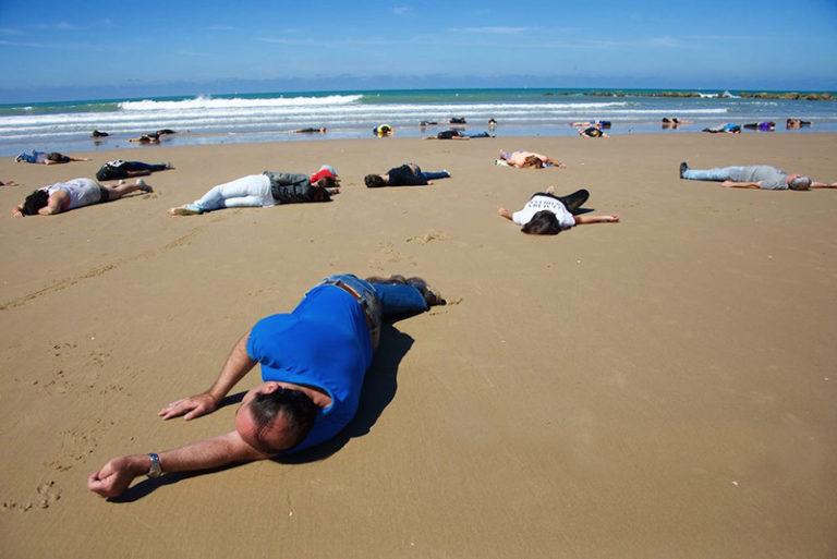 Playa de Cádiz se cubre de ‘cadáveres’
