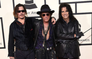 Amigos de Johnny Depp temen que vuelva a  la bebida.Johnny Depp, Joe Perry y Alice Cooper: 'Hollywood Vampires'.
