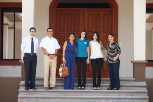 Monique Kafie y autoridades de Mairin posan antes de iniciar un recorrido por la nueva escuela de esa institución.