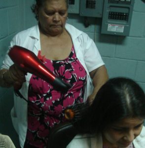 Doña Gloria, de 63 años y  que sufrió muchas adversidades de la vida,  está a un mes de graduarse como estilista en belleza.