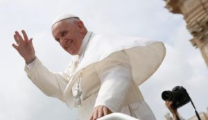 El Papa excomulga a grupo sectario fundado en Italia .
