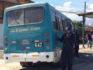 Aparece cadáver atado de pies y manos en colonia de SPS.