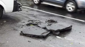 Así amaneció dañada la recién microalfaltada Primera Calle.