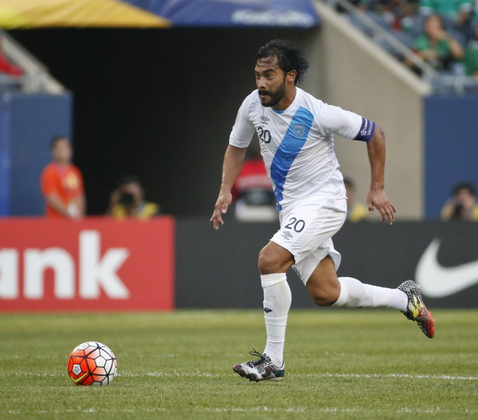 CHI30. CHICAGO (EE.UU.), 09/07/2015.- Carlos Ruiz (d) de Guatemala en acción ante Trinidad y Tobago hoy, jueves 9 de julio de 2015, durante un juego del Copa de Oro 2015 de la Confederación de América del Norte, Central y el Caribe (Concacaf), realizado en el Soldier Field en Chicago (EE.UU.). EFE/Kamil Krzaczynski