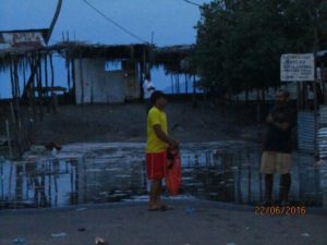 Se puede apreciar que la marea subió hasta zonas habitadas del lugar.