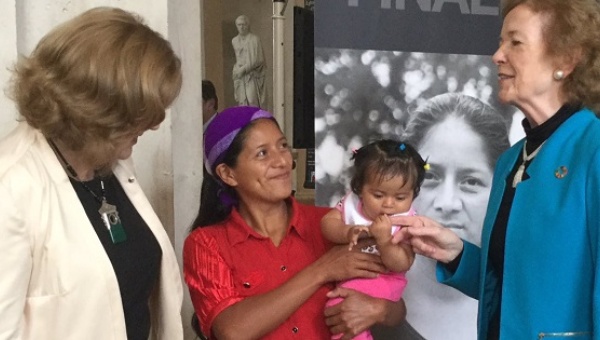 Ana Mirian Romero carga a su hija de seis meses en la premiación.