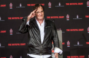 Quentin Tarantino busca prostitutas con los pechos si operar para su próximo proyecto.