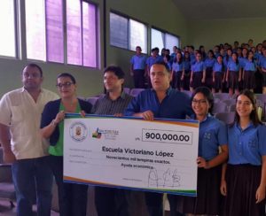 Armando Calidonio entrega importante donación a la Victoriano López de San Pedro Sula.