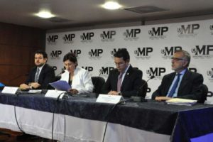 Banqueros y empresarios, arrasados por el 'tsunami' de la corrupción en Guatemala. Aquí la comisión presentando el informe.