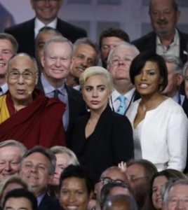 Lady Gaga complica su «romance» con los chinos por su encuentro con Dalái Lama.