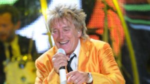 Rod Stewart es nombrado caballero por la reina Isabel II.