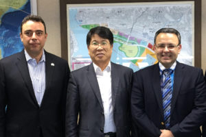 De izquierda a derecha él embajador de Honduras en Corea del Sur, Michel Idiaquez, el Gerente de la ENP, Leo Castellón y el presidente de la BPA el Sr. Woo Ye-Jong.