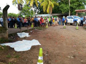 Los cuerpos de las víctimas quedaron tendidos en el lugar donde departían.