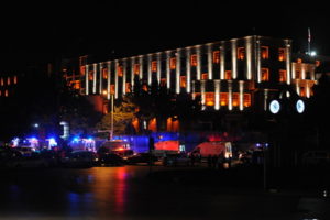 Ambulancias desplegadas fuera del cuartel general del Estado Mayor en Ankara, Turquía.t *