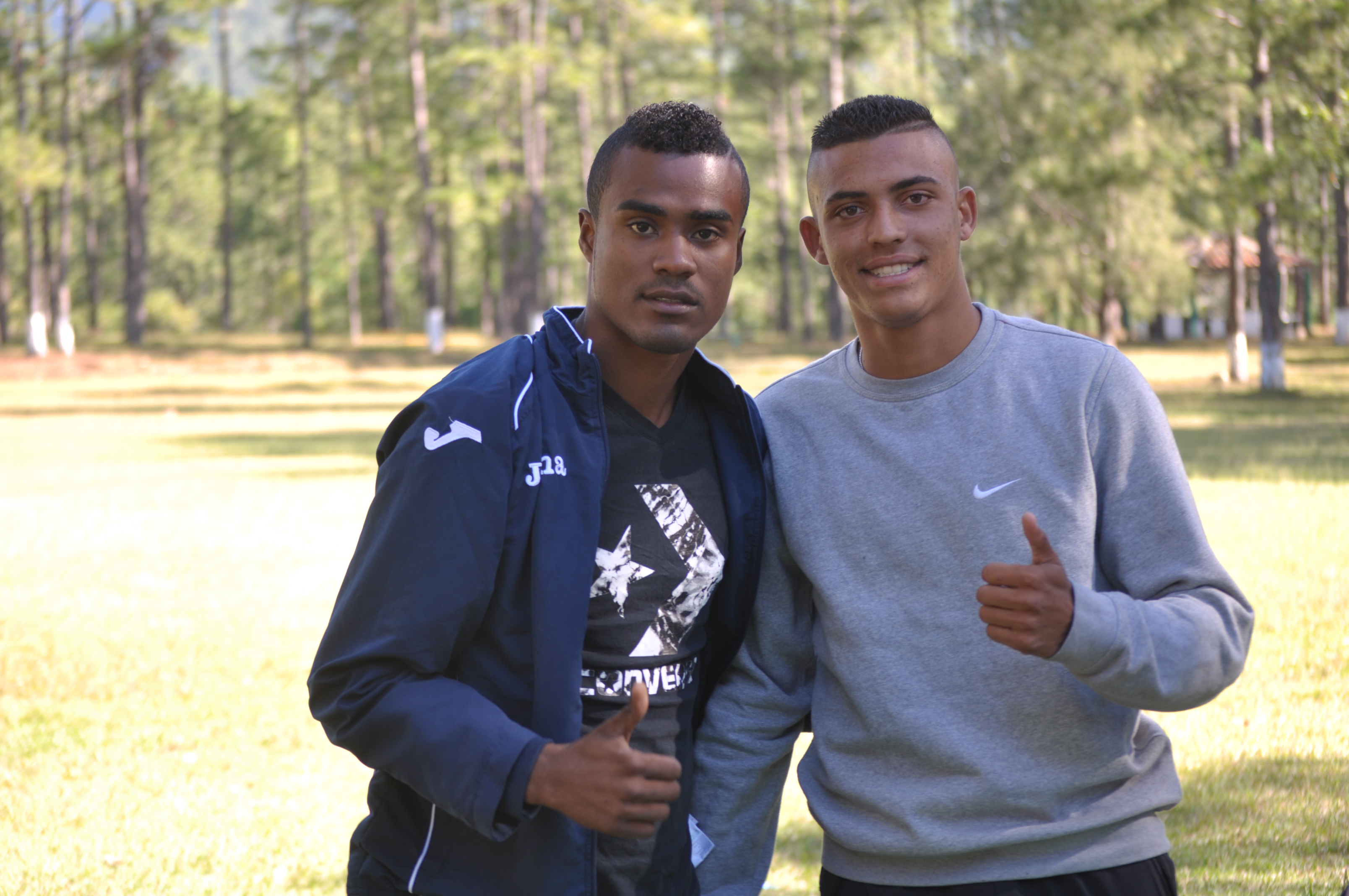 El futbolista Richard Peralta (derecha) junto al delnatero brasileño, Dosanjos.