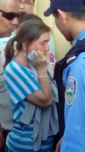 Madre de un estudiante a la espera de que le  entreguen a su hijo