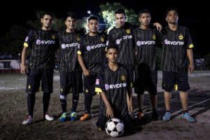 Un equipo de jóvenes en riesgo de Rivera Hernández antes de un partido de fútbol contra un equipo de asesinos: 20 sicarios de la pandilla de Los Tercereños. “Cuando los pandilleros se van a casa, llegan cansados a dormir. No asesinarán a nadie esa noche”, dijo Pacheco. Credit Katie Orlinsky para The New York Times