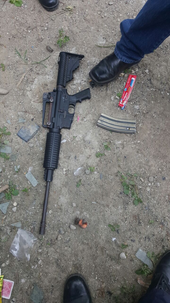 Arma y cargador decomisado