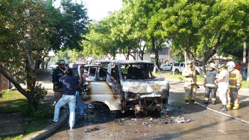 Hombres fuertemente armados quemaron la mañana de este martes un microbús en la primera avenida del barrio Barandillas en San Pedro Sula.
