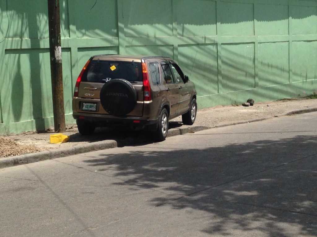 Lugar donde quedó la camioneta donde se conducía el abogado.