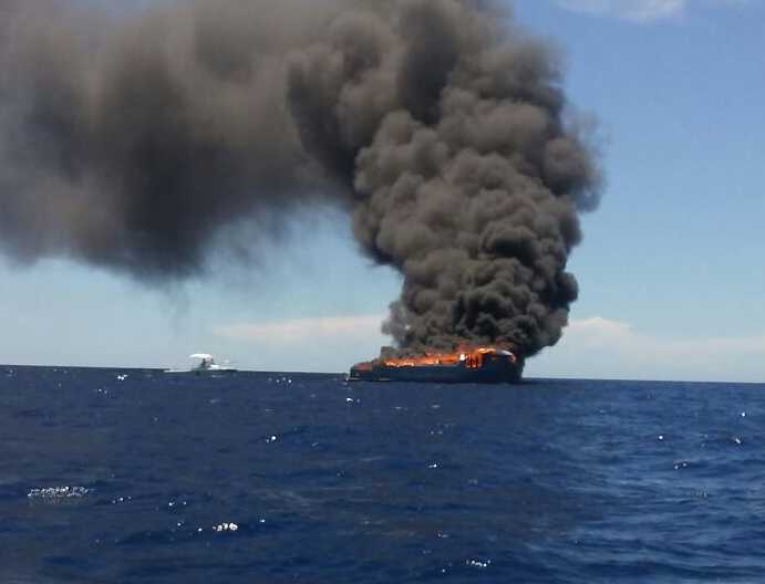 Barco incendiado.