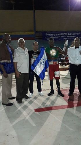 Pupita Guiti, junto a su manager Godofredo Fajardo y su entrenador, Julian Solis