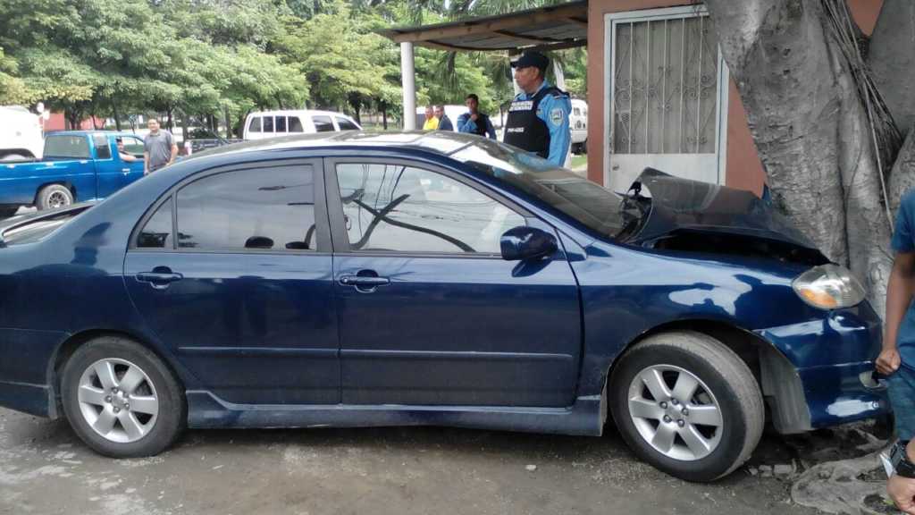 El carro fue a impactar a un árbol.